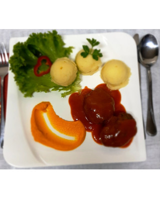 Ciorba de porc/Chiftele marinate cu sos de rosii si piure de cartofi/Clatita cu dulceata Ciorba de porc/Chiftele marinate cu sos de rosii si piure de cartofi/Clatita cu dulceata